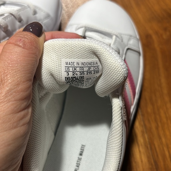 NWOT. Adidas Grand Court lifestyle. Size 3, girls. Never worn - Picture 4 of 4